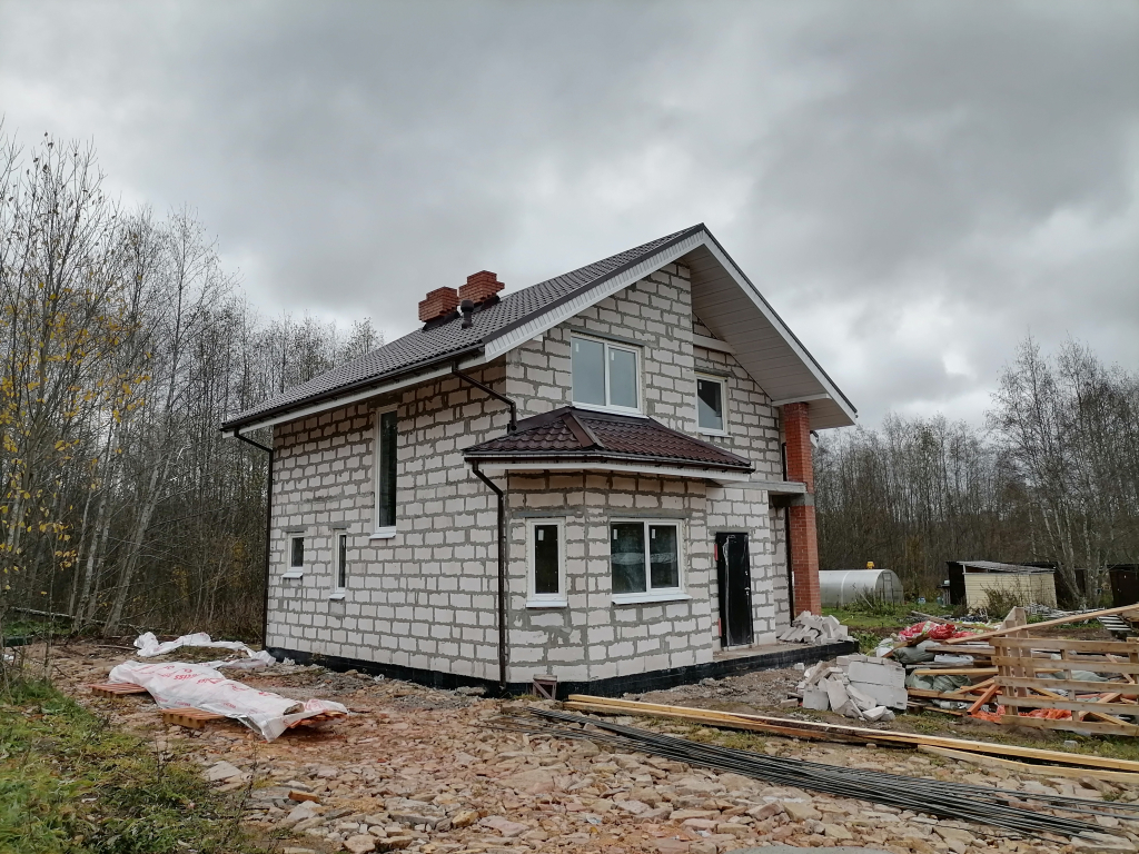 Строительство дома из новгорода. Дом из газобетона в деревне. Дом из газобетона под ключ. Дома из газобетона под ключ. Дом из газобетона в Латвии.